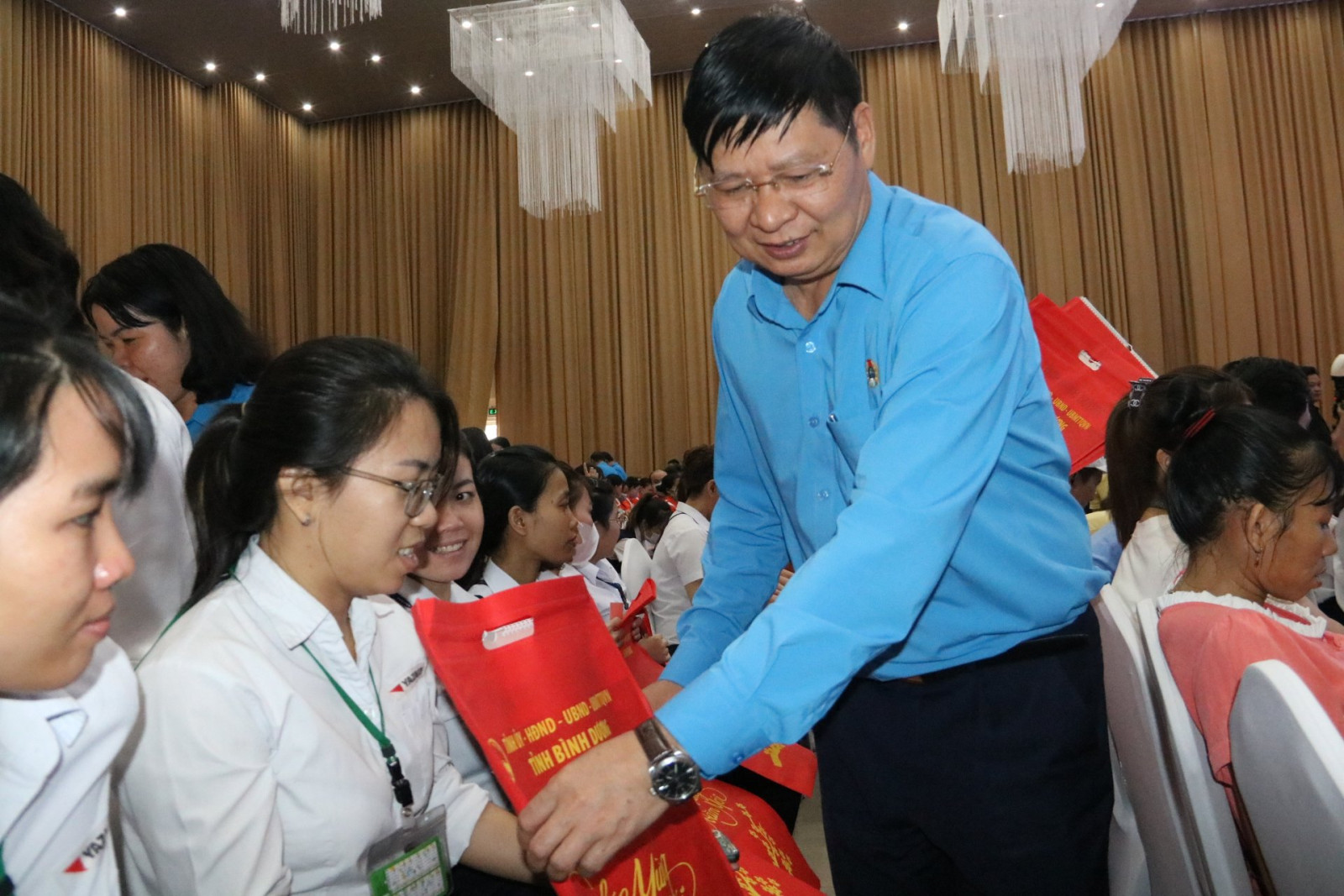 Đồng chí Phan Văn Anh, Phó Chủ tịch Tổng LĐLĐ Việt Nam trao quà tết cho lao động khó khăn.